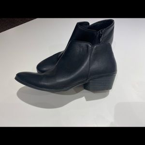 Style and Co Ankle boot, black, low heel. Size 8.5 GUC